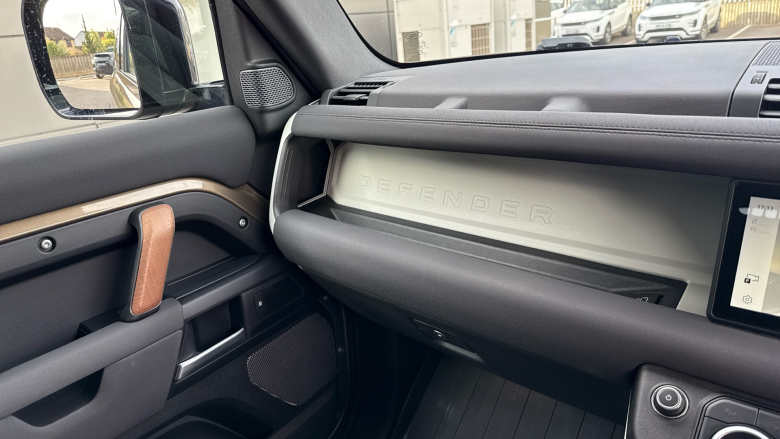 Land Rover Defender 90 Diesel 3.0 D200 Hard Top Auto